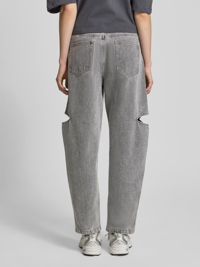 Frauenmodel trägt Mom Fit Jeans mit Cut Out von Karo Kauer in Grau, Reine Baumwolle, 5-Pocket-Design, Bundweite 38 cm, Ganzkörperansicht Rückansicht.