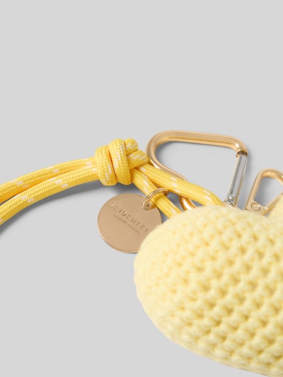 Produktfoto, Anhänger in Strick-Optik Modell 'Heart' von Seidenfelt in Gelb mit Logo-Detail und Karabinerhaken, strukturierte Oberfläche