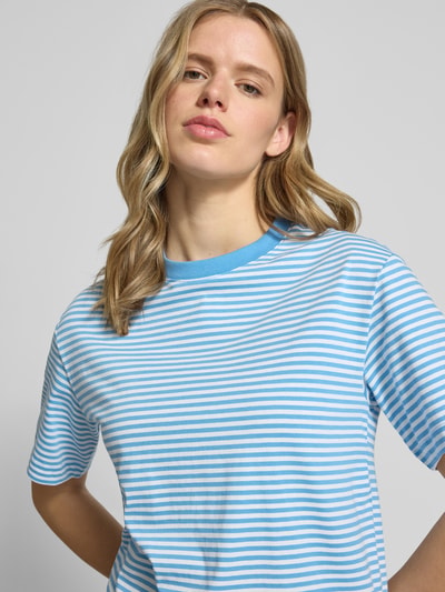 Frauenmodel trägt Regular Fit T-Shirt aus reiner Baumwolle von Marc O'Polo Denim, Optik:Allover-Muster gestreift, Rundhals, Kurzarm, Nahaufnahme Oberkörper.