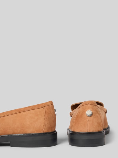 Productfoto, Sneaker uit leer met sierband model 'Adison' van Steve Madden, beige kleur, licht gestructureerde zool, afgeronde vorm, labeldetail, hakhoogte 2 cm, schachthoogte 6 cm, schachtwijdte 12 cm.