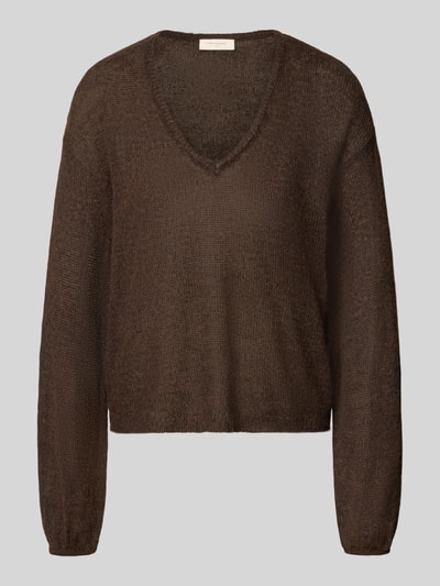 Produktfoto, brauner Regular Fit Pullover mit Woll-Alpaka-Anteil Modell 'Katie' von FREE/QUENT, Strick-Optik, V-Ausschnitt, Rüschenbesatz, Knopfleiste, Rückenlänge 60 cm, Ärmellänge 60 cm