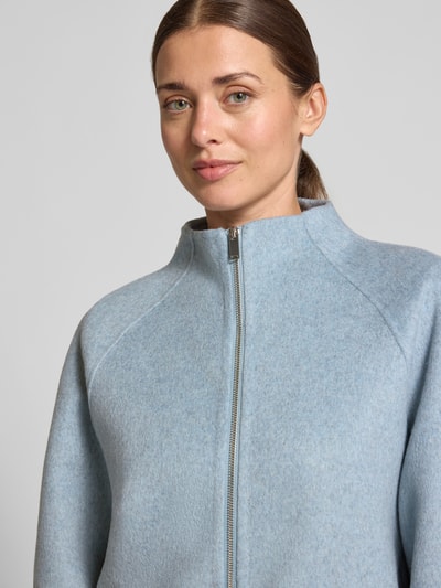 Kobiece model nosi Relaxed Fit krótki płaszcz model 'Helisu' od OPUS, matowy, jednokolorowy, faktura, stójka, zamek błyskawiczny, długi raglanowy rękaw, zaokrąglone wykończenie, wykończenie z filcu, mieszanka wełny, zbliżenie na górną część ciała.