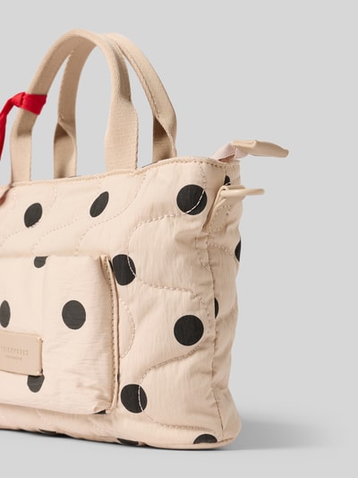Produktfoto, beige Handtasche mit schwarzen Punkten aus Baumwoll-Mix, Label-Patch, Tragehenkel, Schulterriemen, Modell 'VAALA MINI' von Seidenfelt, Hauptfach mit Reißverschluss, Allover-Look, Maße: Breite 28 cm, Länge 18 cm, Tiefe 8 cm, Schulterriemen 76 cm.