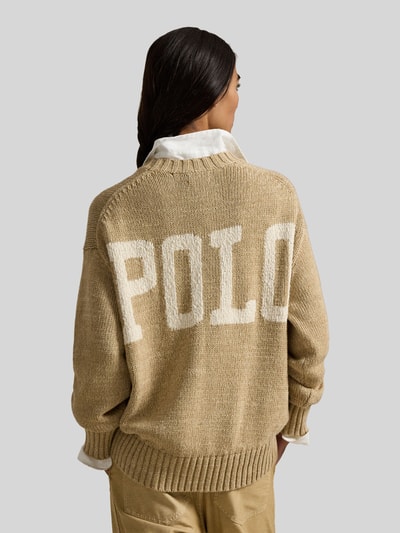 Frauenmodel trägt Regular Fit Strickpullover aus reiner Baumwolle von Polo Ralph Lauren in Beige mit weißem Logo-Stitching, Ganzkörperansicht Rückansicht.