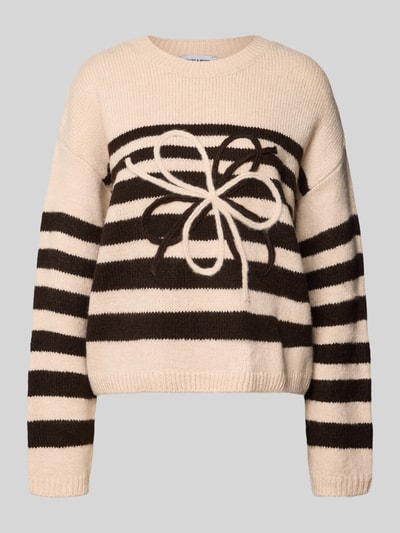 Produktfoto, Strickpullover im Allover-Look mit Rundhalsausschnitt von MORE, beige und dunkelbraune Streifen, grobe Strickstruktur, entspannter Relaxed Fit, überschnittene Schultern, Rückenlänge und Ärmellänge je 53 cm bei Größe 36