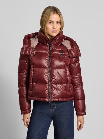 Frauenmodel trägt Regular Fit Jacke mit Sorona-Füllung Modell 'GLORIA' von Blauer USA in Stepp-Optik, glänzend bordeaux, Nahaufnahme Oberkörper.
