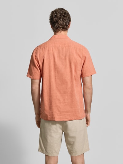 Männermodel trägt Relaxed Fit Freizeithemd aus Leinen-Baumwoll-Mix von Lindbergh in Orange, Reverskragen, Knopfleiste, Rückenansicht, Rückenlänge 76 cm, Schulterbreite 47 cm, Ärmellänge 25 cm, Ganzkörperansicht Rückansicht.