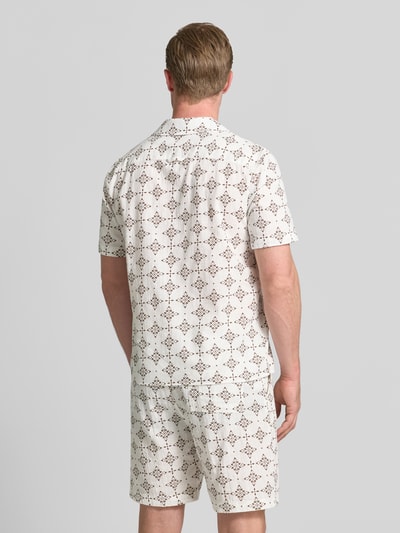 Mannelijk model draagt Relaxed Fit vrijetijdsoverhemd uit puur katoen van s.Oliver RED LABEL, wit met bruin patroon, rugaanzicht, Ganzkörperansicht Rückansicht.