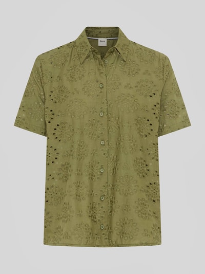Produktfoto, Regular Fit Bluse aus reiner Baumwolle mit Lochstickerei von Brax in Olivgrün, florale Lochstickmuster, kurzarm, Hemdblusenkragen, einreihige Knopfleiste, Struktur und Farbe gut sichtbar