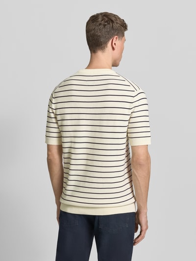 Männermodel trägt T-Shirt mit geripptem Rundhalsausschnitt von MCNEAL, creme mit dunklen Streifen, Regular Fit, Ganzkörperansicht Rückansicht.