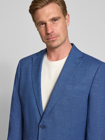 Männermodel trägt Comfort Fit 2-Knopf-Sakko mit Pattentaschen von Christian Berg Men in Blau, Material-Mix, Nahaufnahme Oberkörper.