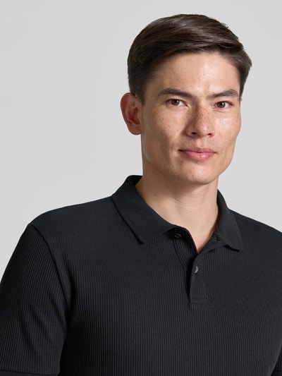 Männermodel trägt Regular Fit Poloshirt aus reiner Baumwolle von Tom Tailor Denim, Optik: Unifarben, Materialverarbeitung: Ripp, Nahaufnahme Oberkörper