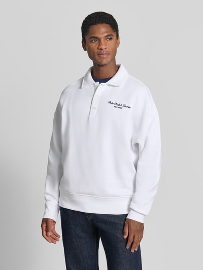 Männermodel trägt Relaxed Fit Sweatshirt aus katoenmix von Polo Ralph Lauren voor Heren in wit, Ganzkörperansicht von vorne.