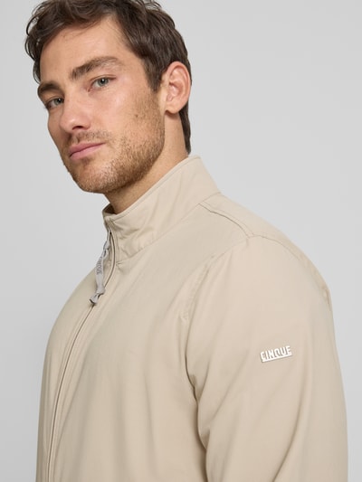 Männermodel trägt Blouson mit Zweiwege-Reißverschluss Modell 'SCRIP' von CINQUE aus Baumwoll-Mix mit Stretch-Anteil, Nahaufnahme Oberkörper.