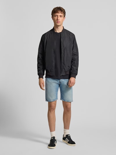Männermodel trägt Bermudas im 5-Pocket-Design Modell '501®' von Levi's®, hellblaue Baumwollmischung, gerader Schnitt, Ganzkörperansicht von vorne.