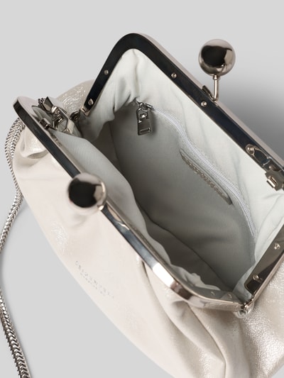 Productfoto, witte Tote Bag in Leder-Optik Model 'Fyn' van Seidenfelt met magneetsluiting, hoofvak, draagriem, breedte 17 cm, lengte 15 cm, diepte 8 cm, schouderband 114 cm