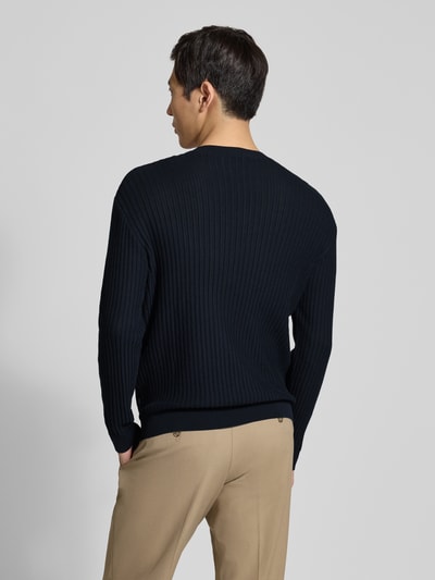 Männermodel trägt Slim Fit Pullover in Strick-Optik von Armani Exchange aus reiner Baumwolle, dunkle Farbe, Rückenansicht, Ganzkörperansicht Rückansicht.