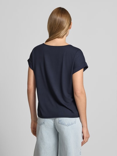Frauenmodel trägt Blusenshirt mit verlängertem Rücken und Brusttasche von monari in Dunkelblau, Ärmel mit Aufschlag, Rückenansicht, Gerader-Schnitt, Rundhalsausschnitt, Label-Detail, Damen, Rückenlänge bei Größe 36: 54 cm, Ärmellänge bei Größe 36: 3 cm, Jeans, glatte Textur, Ganzkörperansicht Rückansicht.
