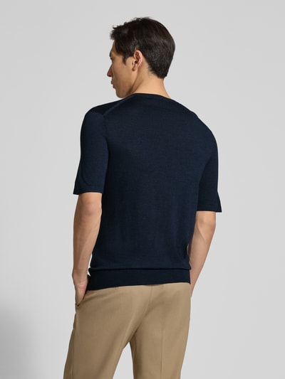 Mannenmodel draagt Strickshirt met ronde hals, model 'Connor' van Tiger Of Sweden, slim fit, katoen, donkerblauw, achteraanzicht volledige lichaamsopname.