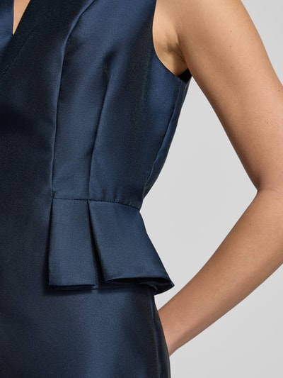 Kobiece modelka nosi Regular Fit Minikleid mit Zierbesatz od Adrianna Papell, satyna, tunikowy dekolt, bez rękawów, zbliżenie na górną część ciała.