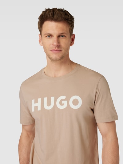 HUGO T-shirt o kroju regular fit z nadrukiem z motywem i logo Beżowy 3