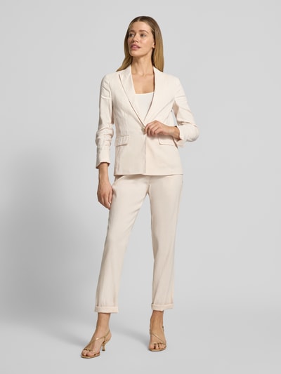 Frauenmodel trägt Blazer aus Leinen-Mix mit Reverskragen von Marc Cain, Taillierter Schnitt, Knopfverschluss, Pattentaschen, Ganzkörperansicht von vorne.