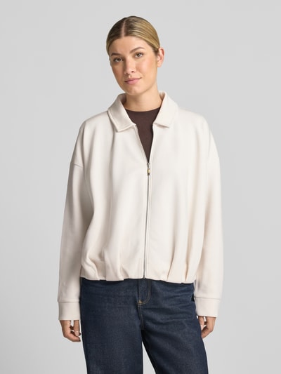 Frauenmodel trägt Sweatjacke mit Umlegekragen von Christian Berg Woman in Creme, lockere Passform, elastische Abschlüsse, Ganzkörperansicht von vorne.