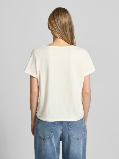 Frauenmodel trägt Regular-Fit T-Shirt aus Baumwoll-Mix mit Viskose-Anteil von Brax in Creme, glatte Textur, Damen T-Shirt, Ganzkörperansicht Rückansicht.