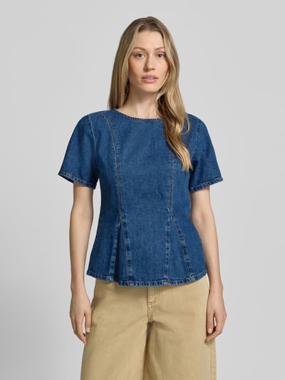 Frauenmodel trägt Jeansshirt mit Rundhalsausschnitt Modell 'Turige Alena' von MSCH Copenhagen aus Reine Baumwolle, Slim-Fit, mittleres Blau, sichtbare Nähte, Rückenlänge bei Größe S 58 cm, Ärmellänge 22 cm, Ganzkörperansicht von vorne.