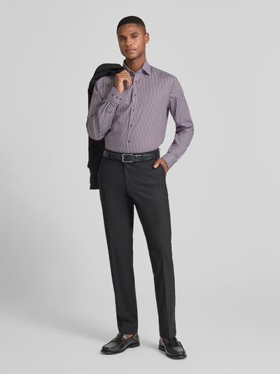Männermodel trägt Regular Fit Businesshemd aus reiner Baumwolle mit Kentkragen von OLYMP, feine Streifen, Schwarz-Weiß, Ganzkörperansicht von vorne.
