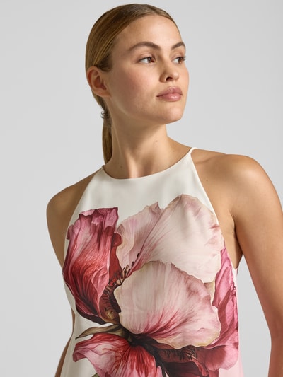 Kobiece modelka nosi sukienkę midi z satyny o kroju regular fit, kwiatowy nadruk na całej powierzchni, model 'Lowela' od Ted Baker, z bezrękawowym krojem; szerokość w rozmiarze 36: 44 cm, długość tyłu 120 cm; zbliżenie na górną część ciała.