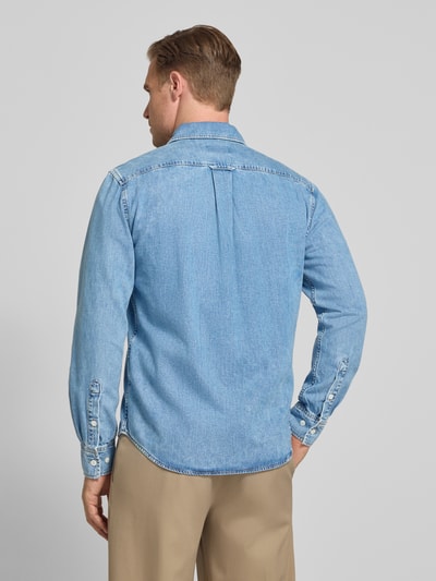 Männermodel trägt Regular Fit Jeanshemd mit Kentkragen von Gant aus Reine Baumwolle, hellblau, Langärmelig, Rückenansicht, Ganzkörperansicht