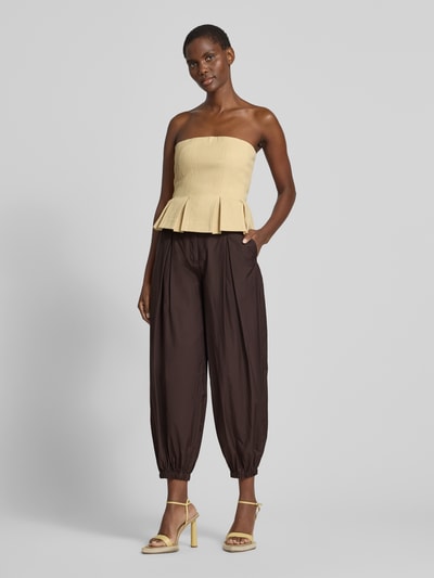 Vrouwenmodel draagt Barrel Fit broek uit katoenmix model 'ETIENNE JOGG' van Cambio, look: effen, high waist, steekzakken, labelapplicatie, boord elastisch, katoenmix. Volledige lichaamsaanzicht vooraan.