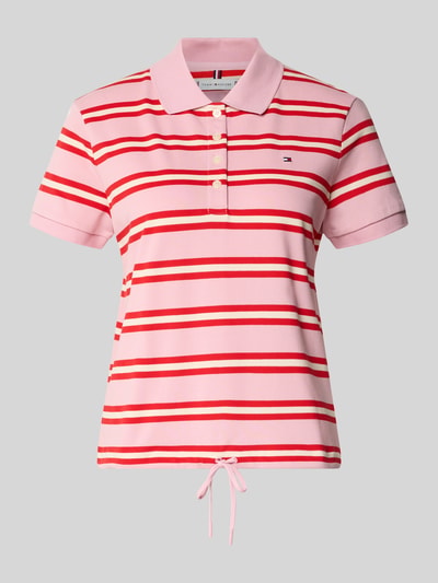 Produktfoto, Regular Fit Poloshirt aus Baumwoll-Mix von Tommy Hilfiger, Optik: Unifarben, Muster: Gestreift, Logo-Detail, Polokragen, kurze Knopfleiste, Kurzarm, Ärmelabschluss: Gerippt, Rumpfabschluss: Tunnelzug, Materialverarbeitung: Piqué, Material: Baumwoll-Mix, rosa mit roten und weißen Streifen, glatte Struktur.