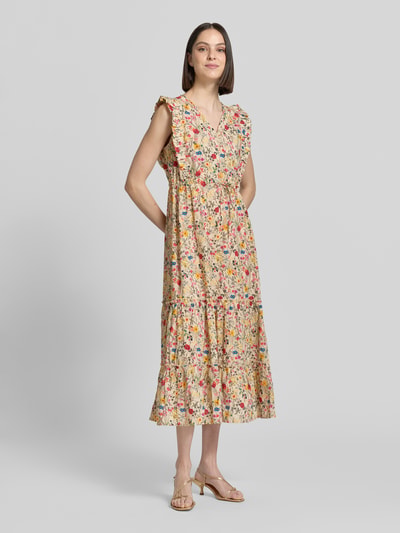 Modelka kobieca ma na sobie sukienkę midi w kopertowym stylu LOLLYS LAUNDRY, bawełna, linia a, wzór na całej powierzchni, model 'Samo', długość tyłu w rozmiarze S: 111 cm, szerokość w rozmiarze S: 50 cm, widok całej sylwetki z przodu.