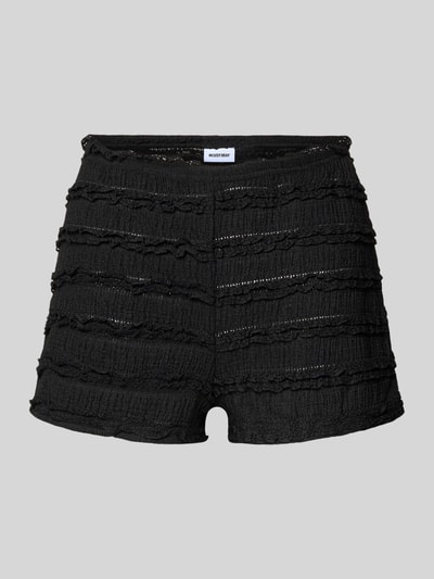 Produktfoto, zwarte korte broek met structuurpatroon, elastische band, nauwsluitende pasvorm, Model 'VILMA' van NOISY MAY®, materiaalmix met stretch, bandwijdte maat S 39 cm, binnenbeenlengte maat S 4 cm