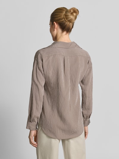 Frauenmodel trägt Regular Fit Langarmbluse aus Viskose-Mix von Marc O'Polo, gestreift, Two Tone, Popeline-Optik, Rückenpasse, Ganzkörperansicht Rückansicht.