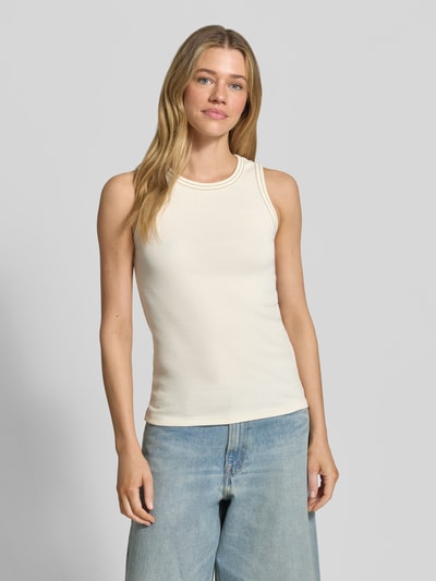 Vrouwenmodel draagt Tanktop mit Logo-Stitching Modell 'Ara' van MOS MOSH, beige, fijnrib, ronde hals, nauwsluitende fit, katoenmix met stretch, contrastnaden, vooraanzicht volledige lichaamsopname.
