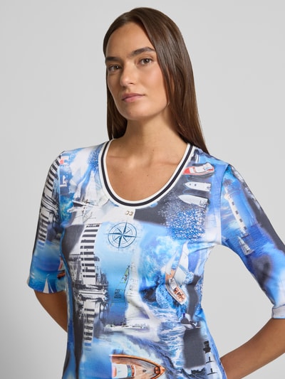 Frauenmodel trägt T-Shirt im Allover-Look mit 3/4-Arm von Marc Cain aus Baumwoll-Elasthan-Mix, Regular-Fit, Rundhalsausschnitt, Nahaufnahme Oberkörper.