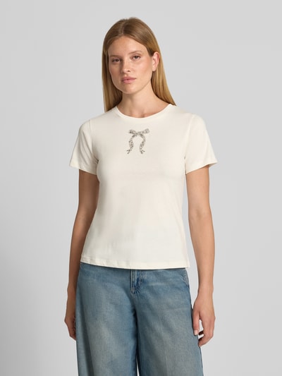 Frauenmodel trägt T-Shirt mit Perlen und Rundhalsausschnitt Modell 'Tamme' von JOOP!, reine Baumwolle, Regular Fit, Vorderansicht Oberkörper.