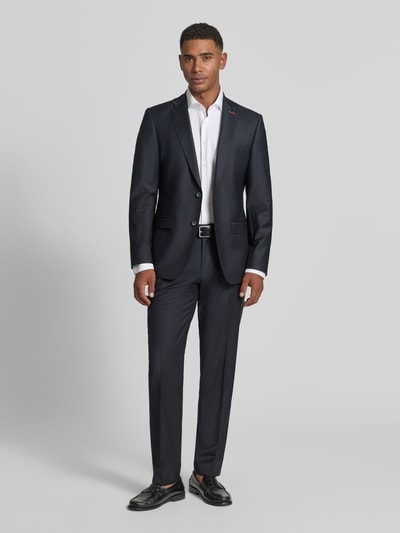 Männermodel trägt Slim Fit Anzug aus Woll-Mix in unifarbenem Design von Roy Robson, dunkel, 2-Knopf, Ganzkörperansicht von vorne.