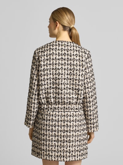 Frauenmodel trägt Regular Fit Blazer in Bouclé-Optik Modell 'Jenifer' von JOOP!, creme-schwarz kariert, Ganzkörperansicht Rückansicht. Rückenlänge 52 cm, Brustweite 49 cm, Ärmellänge 91 cm, aufgesetzte Taschen, durchgängige Knopfleiste, Rundhalsausschnitt.