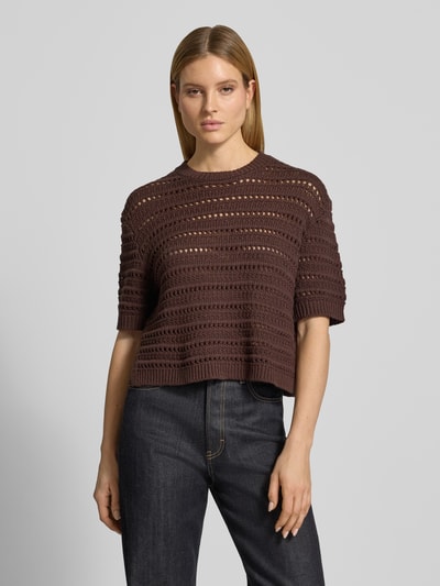 Frauenmodel trägt Regular Fit Sweatshirt mit Lochmuster Modell 'Mina' von OPUS aus Baumwoll-Mix in Dunkelbraun, Halbarm, Rundhalsausschnitt, elastische Abschlüsse, Ganzkörperansicht von vorne.