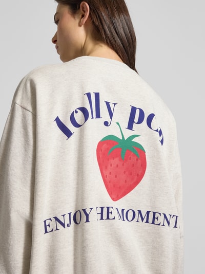 Vrouwenmodel draagt sweatshirt met motiefprint model 'Sydney' van Lollys Laundry, katoenmix, relaxed fit, ronde hals, rugdetail, detailopname rug.