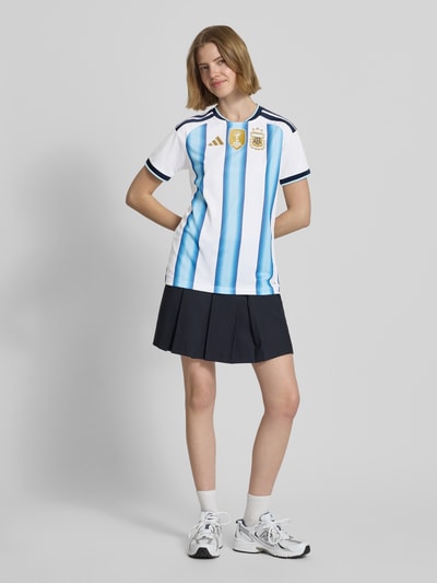 Frauenmodel trägt Regular Fit Trikot mit AFA-Applikation von adidas Sportswear, Mehrfarbig, Kontraststreifen, Logo-Stitching, CLIMACOOL Technologie, Rundhals, Kurzarm, Ganzkörperansicht von vorne.