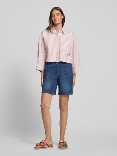 Vrouwenmodel draagt korte jeans van FREE/QUENT, katoenmix met stretch, regular fit, model 'Jane' met steekzakken, vooraanzicht volledig