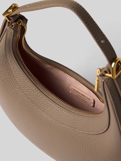 Produktfoto, Shoulder Bag mit Strukturmuster Modell 'Whisper' von Coccinelle, beige, goldener Reißverschluss, strukturierte Lederoptik, Damen Shouder Bag, Hauptfach mit Reißverschluss, verstellbarer Schulterriemen, 24x24x6 cm, Schulterriemen 58 cm.