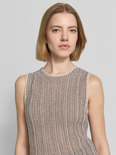 Frauenmodel trägt Tanktop in Strick-Optik mit Rundhalsausschnitt von Stefanel, Baumwoll-Mix, Straight Fit, Nahaufnahme Oberkörper.