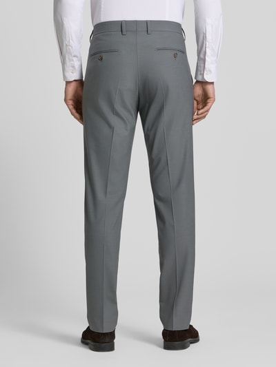 Mannenmodel draagt grijze pantalon met persplooien model 'Totti' van CINQUE, materiaalmix met scheerwol, slim fit, bandwijdte maat 50: 46 cm, binnenbeenlengte maat 50: 82 cm, ganzekörperaanzicht achterkant