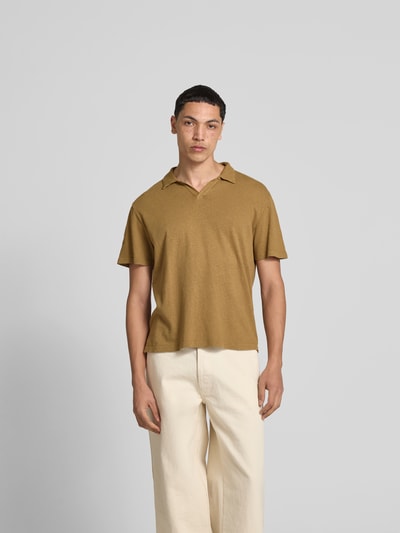Officine Générale Poloshirt mit V-Ausschnitt Camel 4